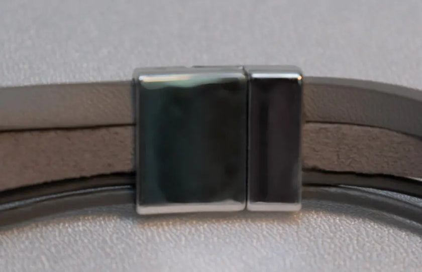 Boho-chic bracelet adorned with elegant stones for a stylish and sophisticated look | Grey