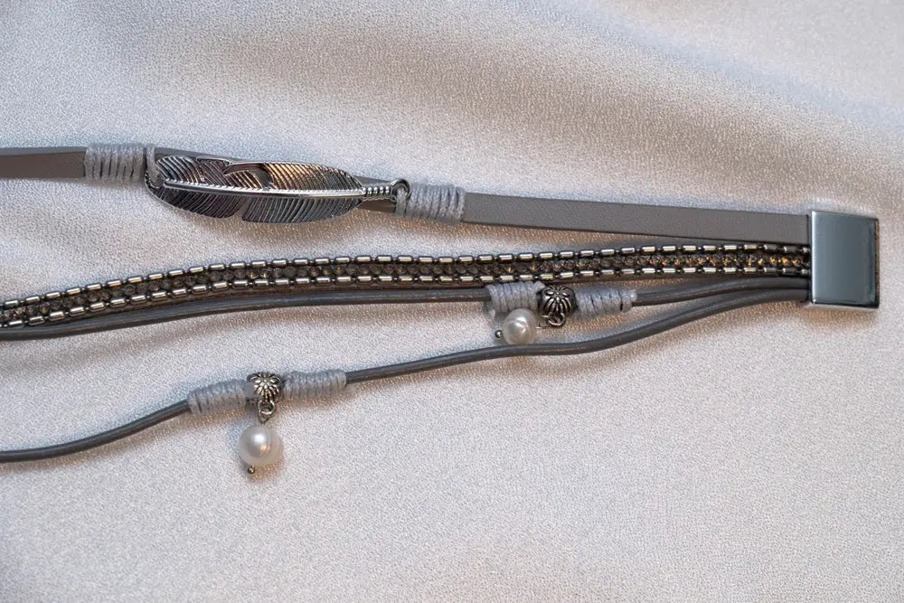 Boho-chic bracelet adorned with elegant stones for a stylish and sophisticated look | Grey