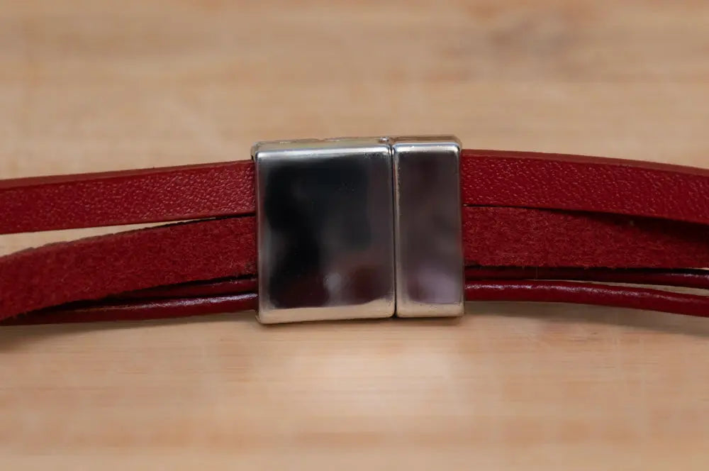 Boho-chic bracelet adorned with elegant stones for a stylish and sophisticated look | Red