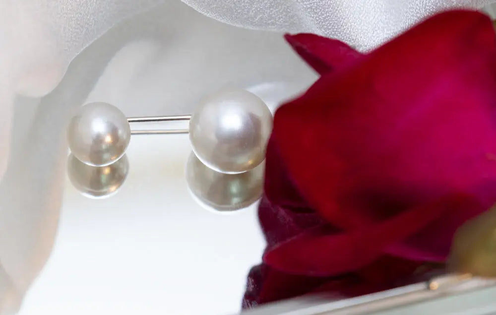 Double-sided pearl bead hijab pins for a secure and elegant hold, featuring smooth round pearls on both ends. Perfect for modest fashion and delicate fabrics | White