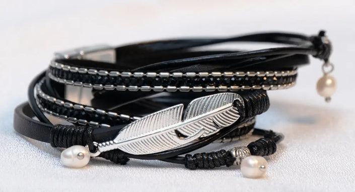 Boho-chic bracelet adorned with elegant stones for a stylish and sophisticated look | Black